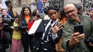 'JANELLE MONAE TAKING A SELFIE WITH A FAN @ THOM BROWNE FASHION SHOW IN PARIS 2019.03.03'