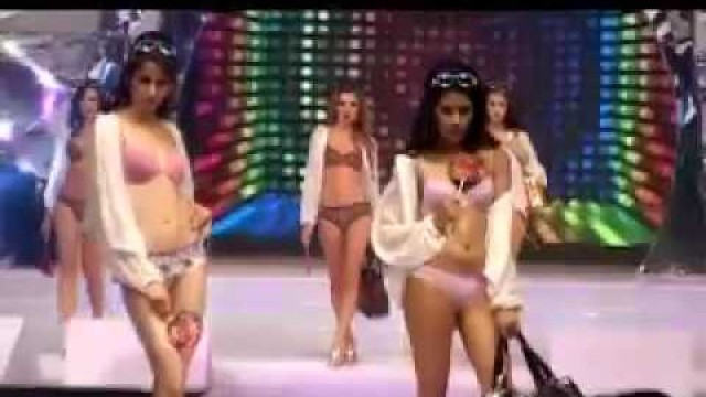 'Farah Khan choreographs lingerie fashion show'