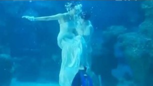 'Models make a splash in underwater show'