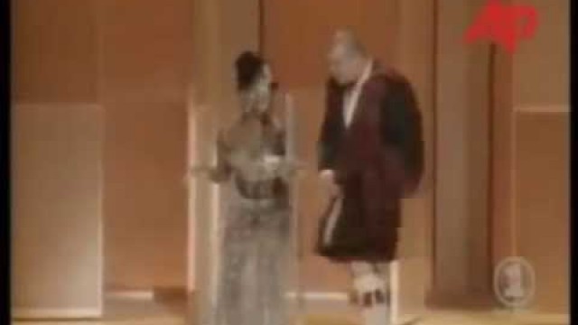 'Alexander McQueen bows to Lil\' Kim at the 1999 VH1/Vogue Fashion Awards'