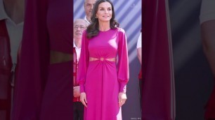 'Königin Letizia: Fashion-Fauxpas? Riesiges Loch im Kleid | ROYALS | PROMIPOOL #shorts'