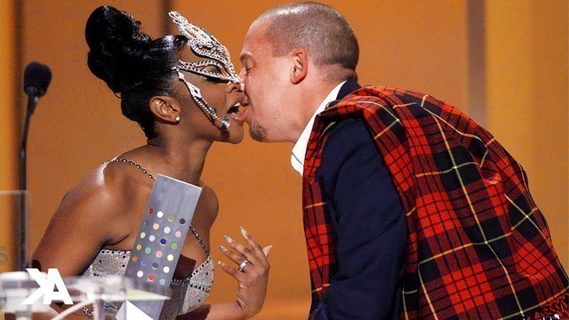 'Lil\' Kim Presents Award to Alexander McQueen | Vogue Fashion Awards (1999)'