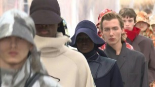 'Paris Fashion Week: Felipe Oliveira Baptista présente sa première collection pour Kenzo | AFP News'