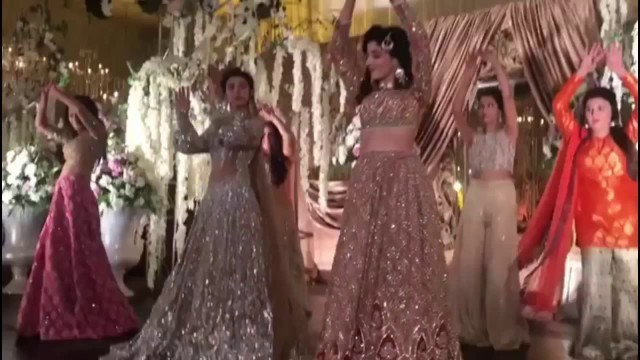 'Latest Wedding Dresses Of Pakistani Celebrity Urwa And Her Sister 2017'