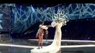 'Victoria\'s Secret Fashion Show 2017 (Ming Fell On The Runway)'