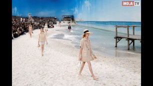 'Chanel presenta su colección en una playa ficticia en Paris Fashion Week | ¡HOLA! TV'