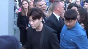 'Lee Jong-suk 이종석 @ Paris Fashion Week 26 september 2017 show Yves Saint Laurent'