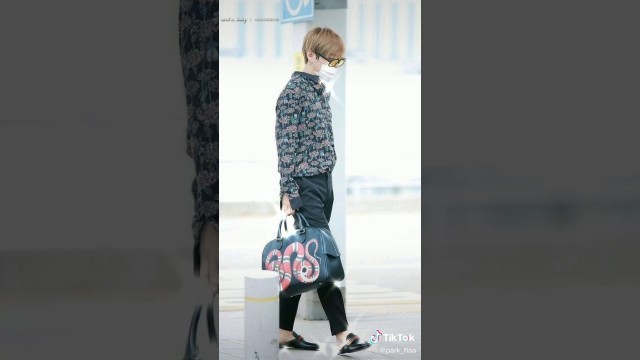 'BTS ! V taehyung airport fashion for whatsapp status 