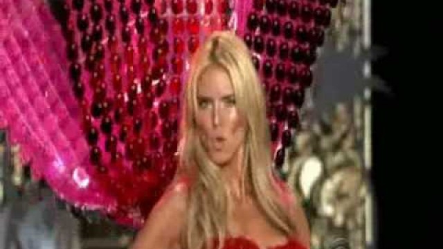 'Heidi Klum at the Victoria\'s Secret Fashion Show 2008'