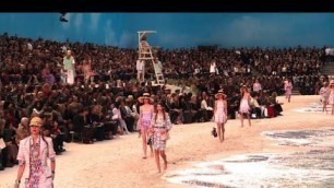 'Paris Fashion Week: Chanel à la plage au Grand Palais'