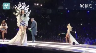 'Gizele Oliveira Helps Ming Xi Stand Up After Falling at Victoria\'s Secret Fashion Show'