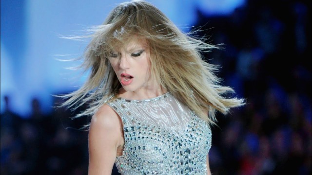 'Taylor Swift - I Knew You Were Trouble (live at the 2013 Victoria\'s Secret FashionShow HD)'