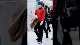 'bts V(Kim Taehyung) airport fashion whatsapp status#btsshorts'