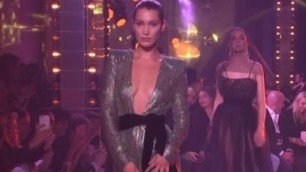 'Bella Hadid stuns at Vauthier show'