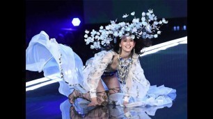 'Caida de modelo Ming Xi en Victoria Secret Fashion Show 2017 | ModaTotal.TV'