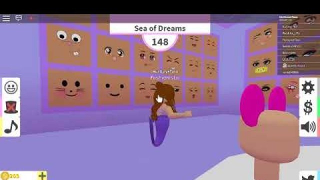 'Playing fashion frenzy (roblox)'