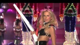 'The 10 Best Walks In Victoria\'s Secret Fashion Show History'