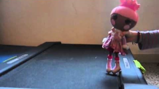 'Lalaloopsy swirly figure eight fashion show'