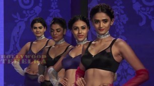 'Triumph Fashion Bikini Show | यूं दिखीं इंडियन मॉडल्स बिकिनी फैशन लॉन्जरी शो में'