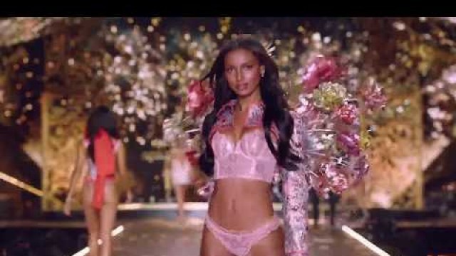 'VS Fashion Show 2018 Tote TV Commercial'